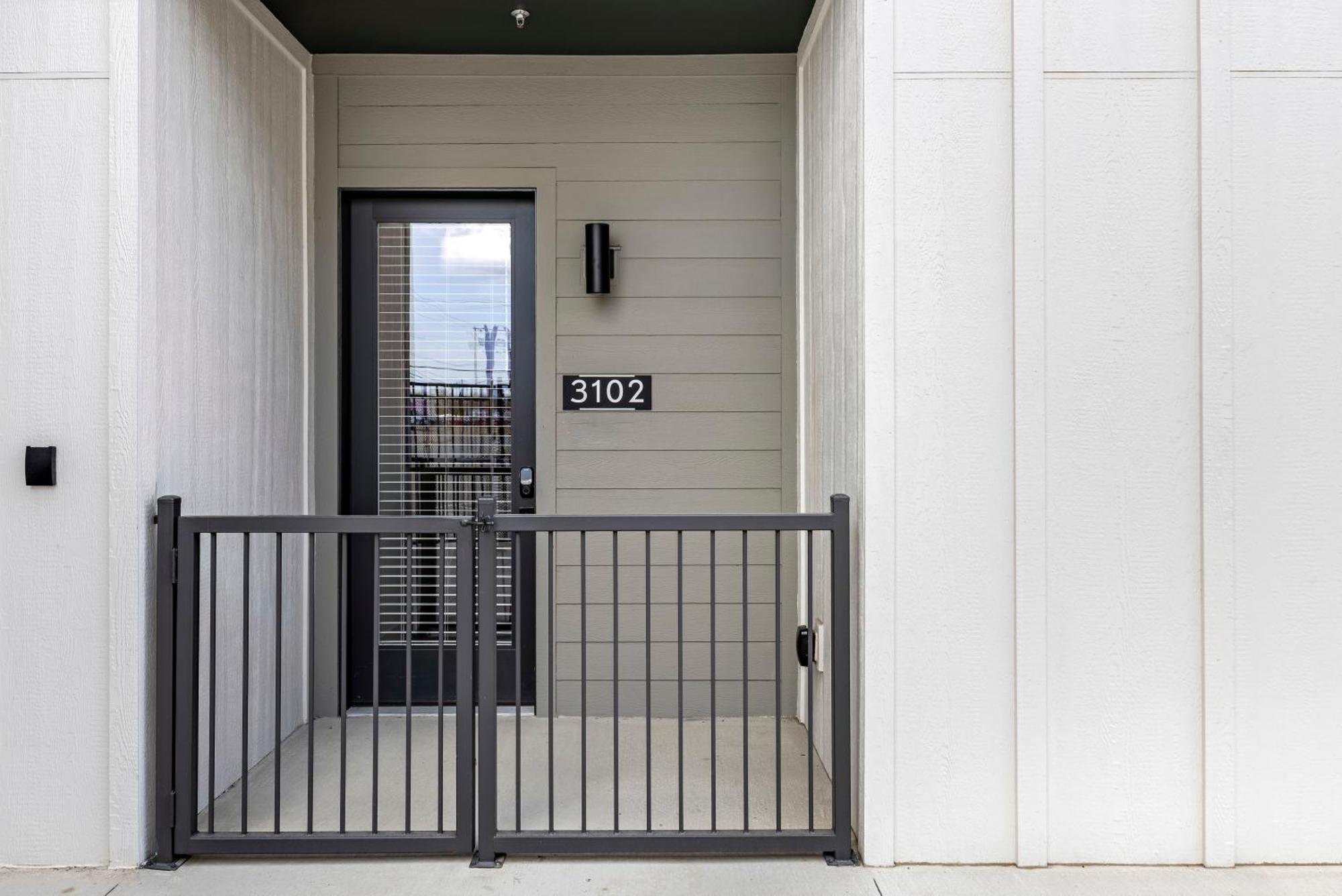 Railyard Apartments By Barsala Denton Habitación foto